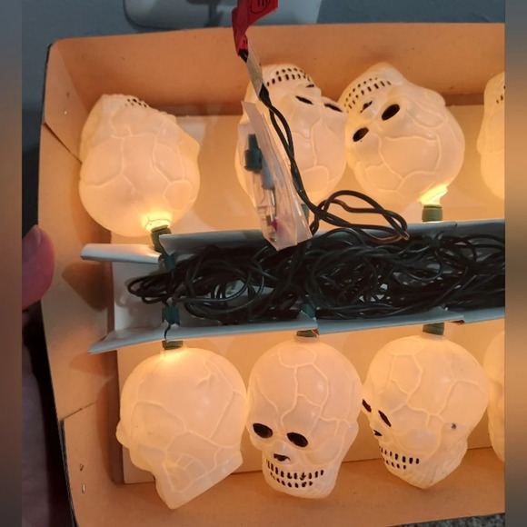 CVS Halloween Screamers Halloween String of Skulls Blow Mold 10 Lights - Picture 8 of 9